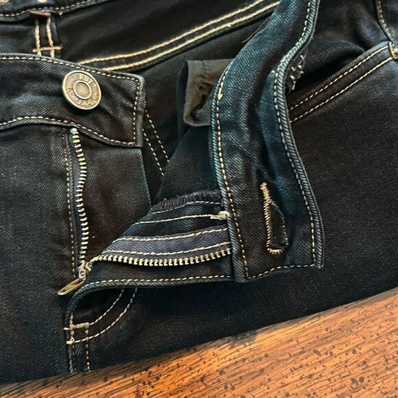 Kut from the Kloth Jeans Modern Fit Skinny
Size 8 distressed on left knee - Picture 6 of 13